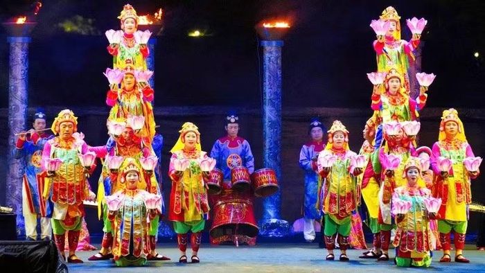 Tiết mục múa "Lục cúng hoa đăng" của Nhà hát Nghệ thuật truyền thống Cung đình Huế.