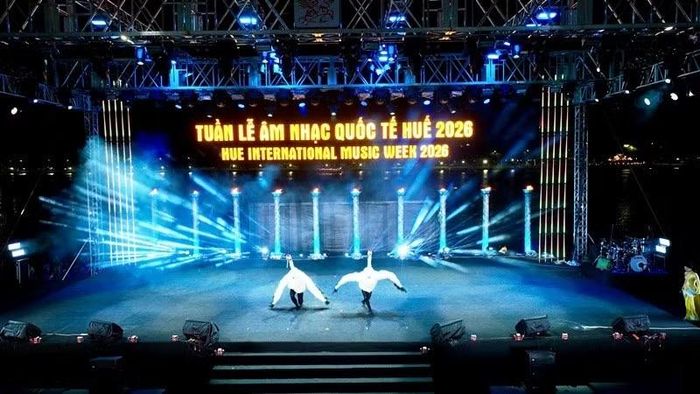 Cùng với những giai điệu J-Pop nhẹ nhàng, sâu lắng, khán giả được thưởng thức các tiết mục nghệ thuật truyền thống kết hợp hơi thở K-Pop hiện đại do nhóm K-Culture Friends in Chungnam trình diễn.