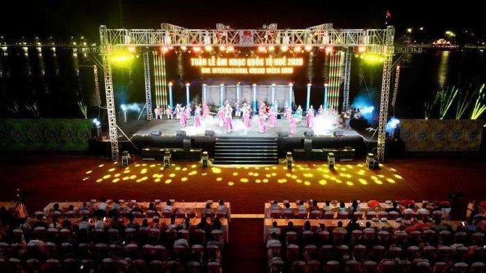 Trong đêm khai mạc, khán giả được hòa mình vào không khí sôi động của các tiết mục nghệ thuật đặc sắc.