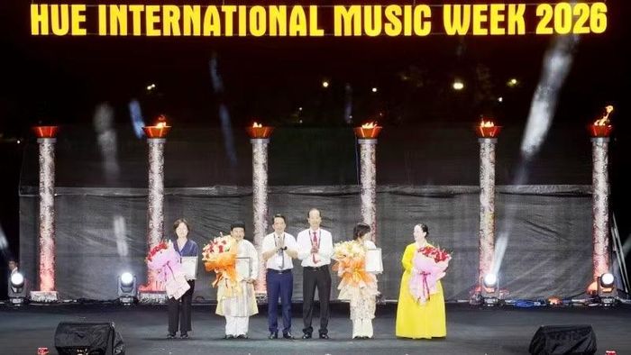Ban tổ chức Festival Huế 2026 gửi lời cảm ơn và tặng hoa các đoàn nghệ thuật.