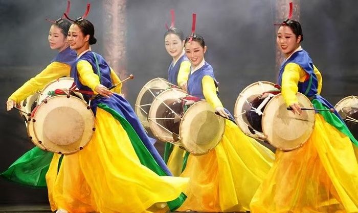 Vũ đoàn Park Sang-Yong Yung gây ấn tượng với những tác phẩm được phát triển từ chất liệu múa truyền thống Hàn Quốc.