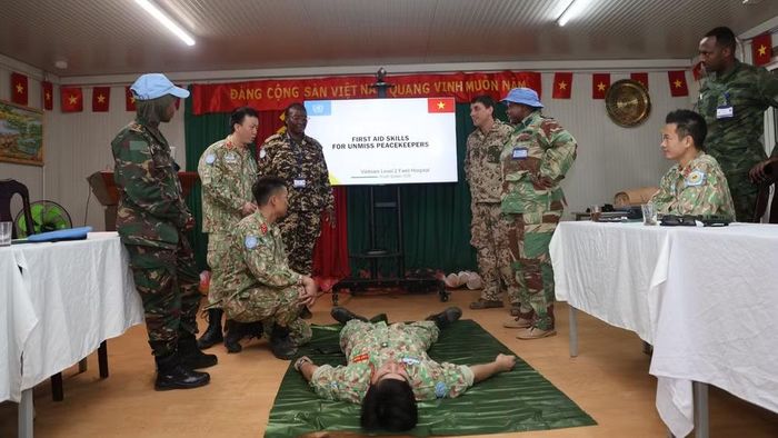 Trong chương trình huấn luyện, các giảng viên của Bệnh viện dã chiến cấp 2 số 7 đã giới thiệu tổng quan về vai trò của cấp cứu ban đầu trong môi trường phái bộ, nhấn mạnh ý nghĩa của “giờ vàng” trong cứu sống người bị nạn. (Ảnh: TIẾN PHÚC)