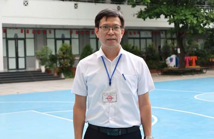  Phó Hiệu trưởng Trường THCS và THPT Nguyễn Tất Thành (Trường đại học Sư phạm Hà Nội), Lê Văn Cường trao đổi với phóng viên. 