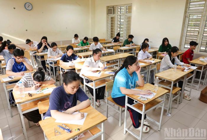  Năm nay, trường có chỉ tiêu 420 học sinh. Số lượng thí sinh đăng ký đông đảo gấp nhiều lần chỉ tiêu khiến kỳ thi có sự cạnh tranh mạnh mẽ. 