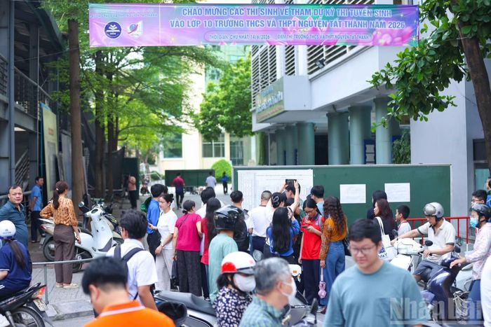 Kỳ thi tuyển sinh vào lớp 10 năm học 2026-2027 của Trường THCS và THPT Nguyễn Tất Thành diễn ra trong ngày 14/6. Thí sinh tham dự làm ba bài thi Toán, Ngữ văn, Tiếng Anh trong các buổi thi sáng và chiều.