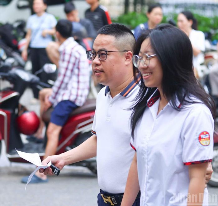 Nhiều thí sinh được phụ huynh đưa đến điểm thi.