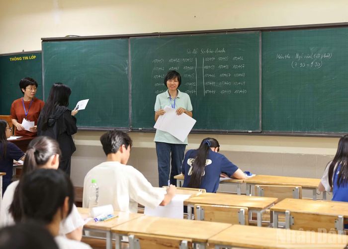 Các thí sinh trong buổi sáng thực hiện bài thi Ngữ văn có giờ làm bài là 120 phút.