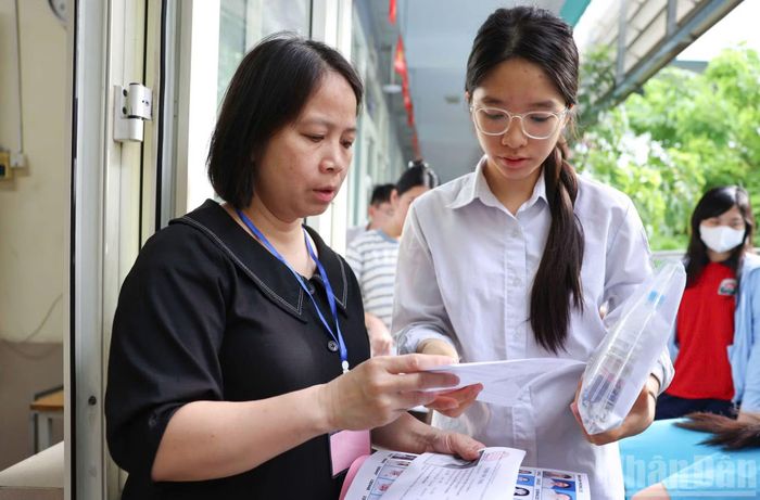 Buổi chiều, các thí sinh tiếp tục làm bài thi Toán trong 90 phút và bài thi Tiếng Anh trong 60 phút.