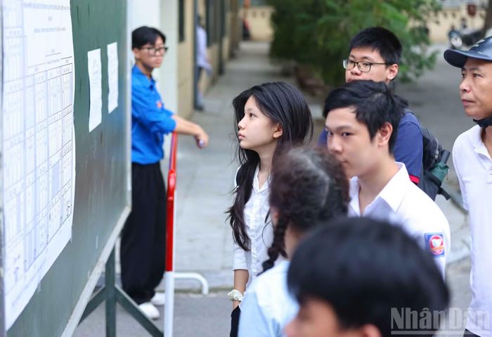 Từ sáng sớm, đông đảo thí sinh đã có mặt tại điểm thi.
