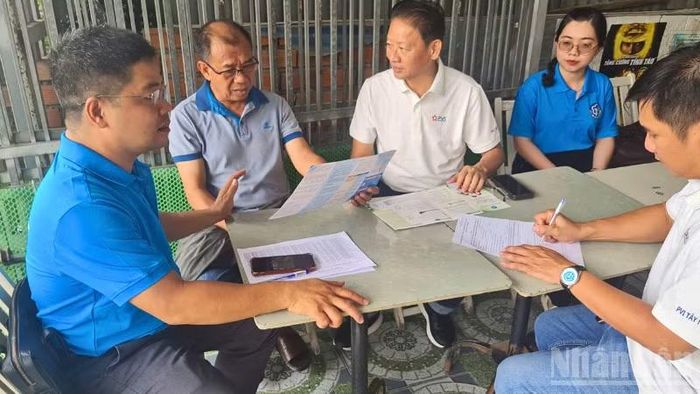 Phát huy vai trò của đội ngũ nhân viên thu, cộng tác viên trong việc “đi từng ngõ, gõ từng nhà”, tư vấn tận tình, giúp người dân hiểu rõ quyền lợi, tính nhân văn và lợi ích lâu dài của chính sách bảo hiểm y tế.
