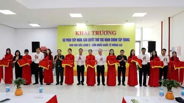 Các đại biểu cắt băng khai trương Bộ phận tiếp nhận, giải quyết thủ tục hành chính tập trung khu vực Bắc Luân II (cửa khẩu quốc tế Móng Cái).