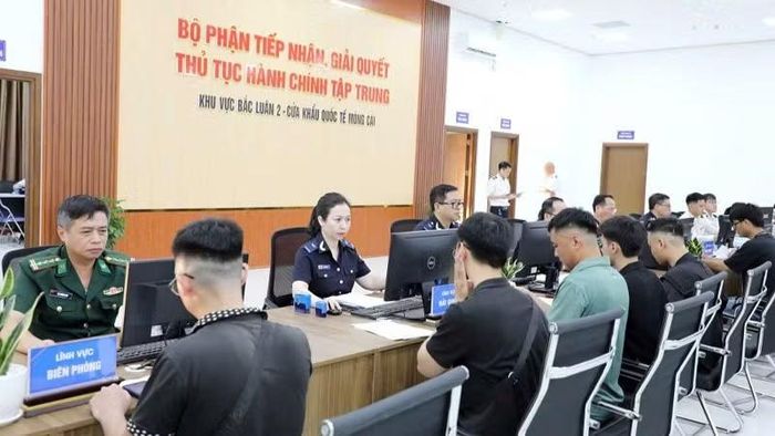 Ngay trong ngày khai trương đã có nhiều doanh nghiệp đến giải quyết thủ tục hành chính tại Bộ phận tiếp nhận, giải quyết thủ tục hành chính tập trung tại khu vực Bắc Luân II.