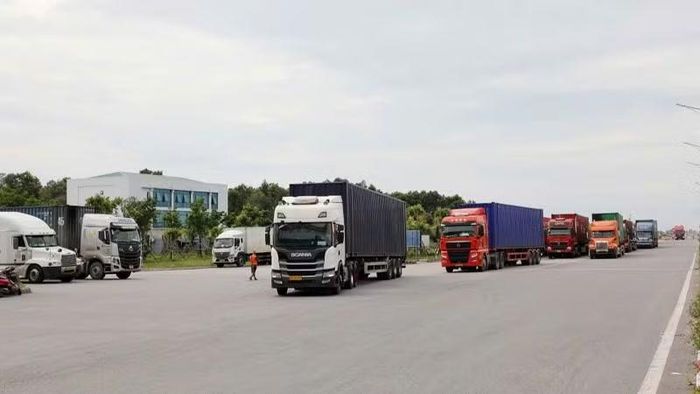 Các xe hàng chờ được thông quan tại Bắc Luân II (cửa khẩu quốc tế Móng Cái).