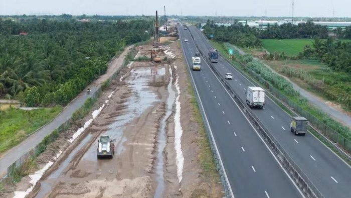 Trên công trường thi công dự án mở rộng cao tốc Thành phố Hồ Chí Minh-Trung Lương-Mỹ Thuận, các đơn vị đang tổ chức 64 mũi thi công, phấn đấu rút ngắn 6 tháng thi công so với kế hoạch. (Ảnh: VÕ LÊ)