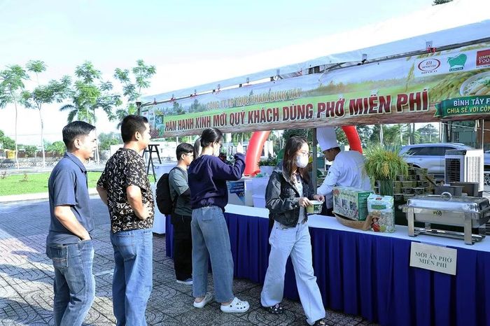 Thanh niên công nhân dự Ngày hội được tặng bữa sáng miễn phí.