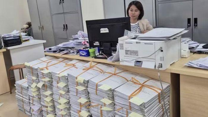 Cán bộ Thi hành án dân sự thành phố Hà Nội số hóa chồng dữ liệu vụ án Tập đoàn FLC. (Ảnh: THẾ KHA)