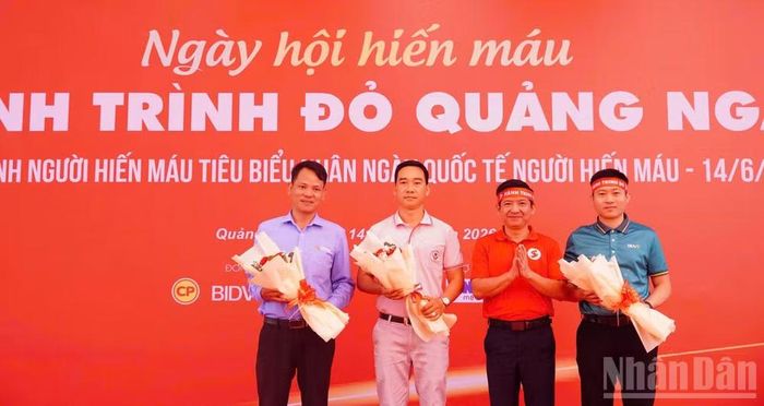 Chủ tịch Hội Chữ thập đỏ tỉnh Quảng Ngãi Phạm Ngọc Thành tặng hoa tri ân đại diện các đơn vị đồng hành cùng chương trình.