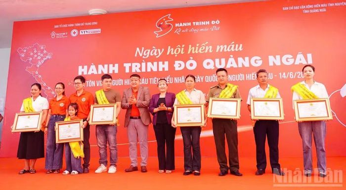 Phó Bí thư Tỉnh ủy, Trưởng Đoàn đại biểu Quốc hội tỉnh Quảng Ngãi Đinh Thị Hồng Minh trao Bằng khen của Chủ tịch Ủy ban nhân dân tỉnh Quảng Ngãi cho các gia đình có thành tích xuất sắc trong công tác hiến máu tình nguyện năm 2026.