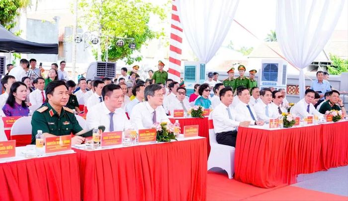 Các đại biểu tham dự buổi lễ.