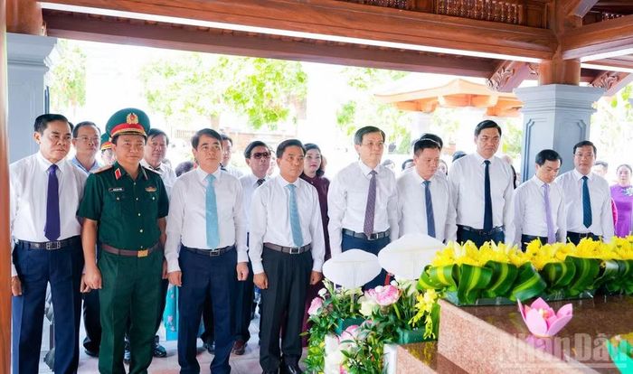 Đoàn đại biểu tổ chức dâng hoa, dâng hương tại phần mộ đồng chí Hồ Tùng Mậu.