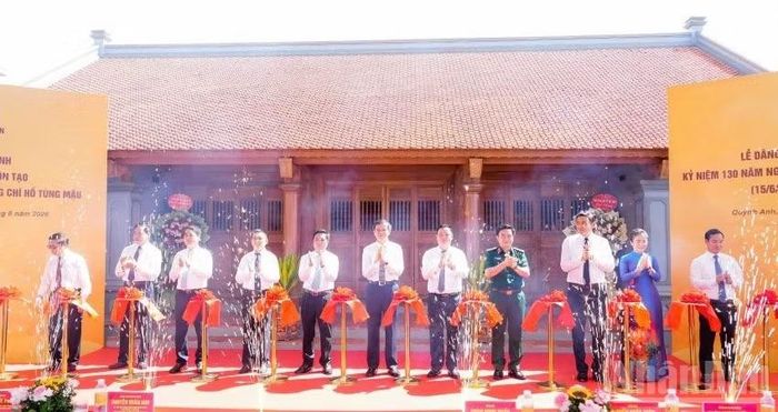 Các đồng chí lãnh đạo, nguyên lãnh đạo Đảng, Nhà nước, Quân khu 4, tỉnh Nghệ An cắt băng khánh thành Dự án tu bổ, tôn tạo Di tích nhà thờ và mộ đồng chí Hồ Tùng Mậu.