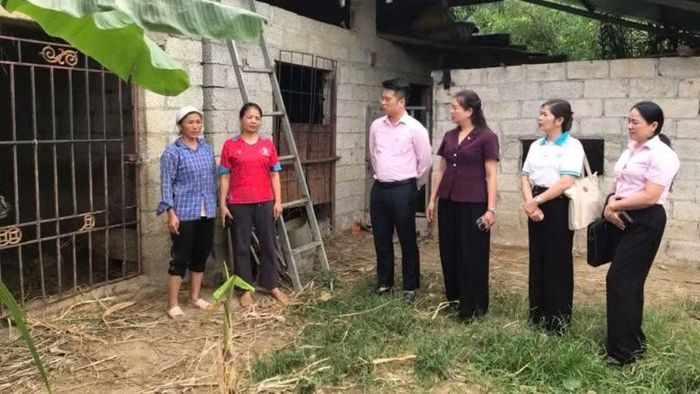 Các cán bộ tín dụng thường xuyên có mặt để hướng dẫn, hỗ trợ dân sử dụng vốn vay phát triển sản xuất , cải thiện cuộc sống.