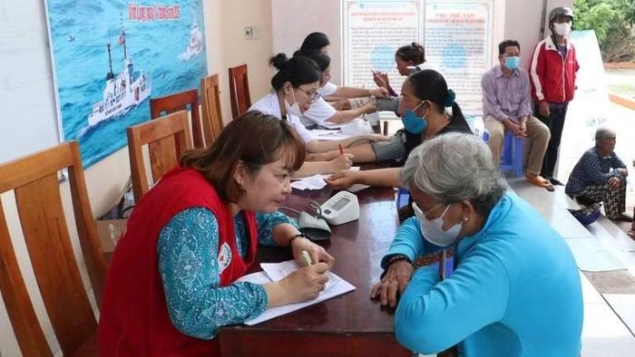 Các đơn vị tổ chức khám bệnh, cấp thuốc miễn phí cho người dân vùng ven biển Vĩnh Long.