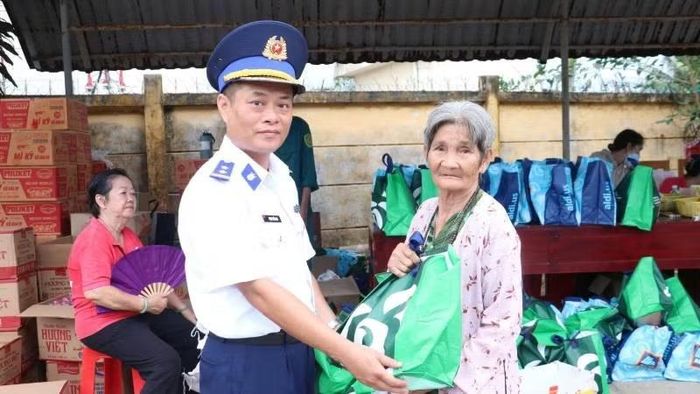 Tặng quà cho người dân có hoàn cảnh khó khăn tại khu vực ven biển.
