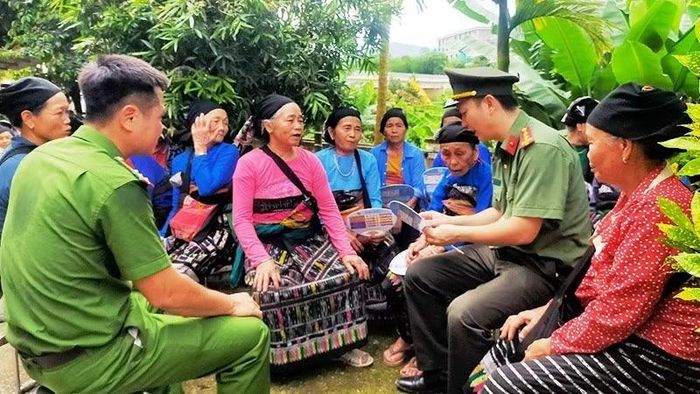 Công an tuyên truyền, phổ biến pháp luật tới người dân địa phương.