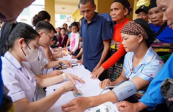 Nhân viên y tế khám sức khỏe cho nhân dân xã Tam Thanh.