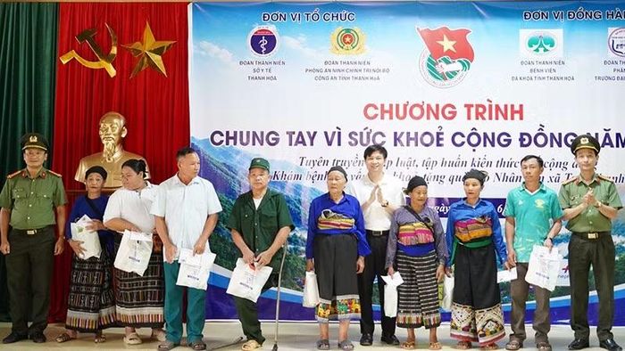 Đoàn công tác trao tặng quà cho gia đình chính sách, người có công ở xã Tam Thanh.