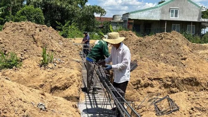 Đơn vị thi công đang làm móng.