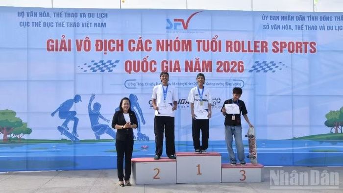 Ban tổ chức trao giải cho các vận động viên.