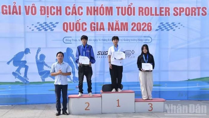 Trao giải Nhất, Nhì, Ba cho các vận động viên đạt thành tích cao tại giải.