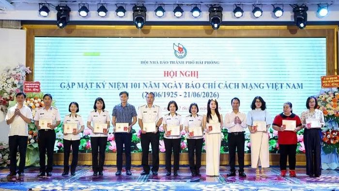 Hội Nhà báo thành phố Hải Phòng trao Kỷ niệm chương “Vì sự nghiệp báo chí Việt Nam” tặng các hội viên.