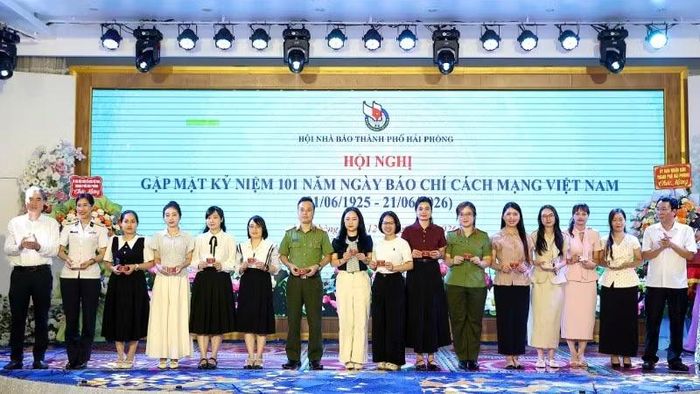 Trao thẻ hội viên Hội Nhà báo Việt Nam cho 19 đồng chí hoạt động trong lĩnh vực báo chí tại Hải Phòng.