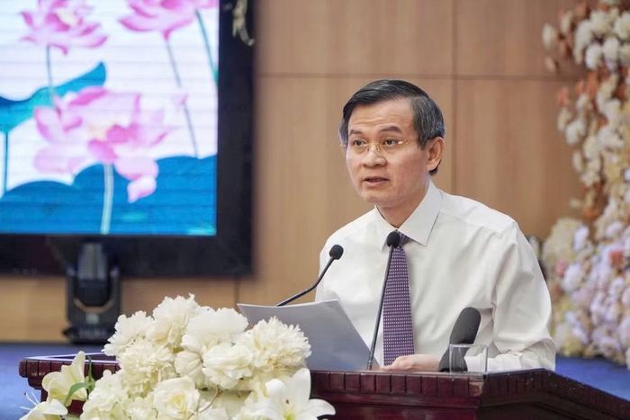 Đồng chí Đoàn Minh Huấn, Ủy viên Bộ Chính trị, Giám đốc Học viện Chính trị quốc gia Hồ Chí Minh phát biểu đề dẫn hội thảo.