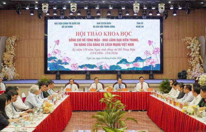 Các đồng chí chủ trì hội thảo.