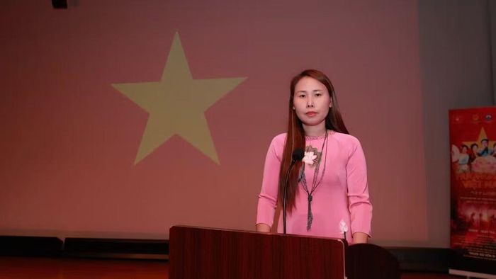 Bà Lê Thương - Chủ tịch Hiệp hội người Việt Nam vùng Kansai, Trưởng Ban tổ chức chương trình “Hương sắc Việt Nam" phát biểu tại chương trình.