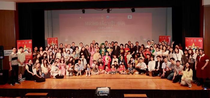 Các đại biểu, khách mời và cộng đồng người Việt Nam tại Kansai chụp ảnh lưu niệm tại chương trình.