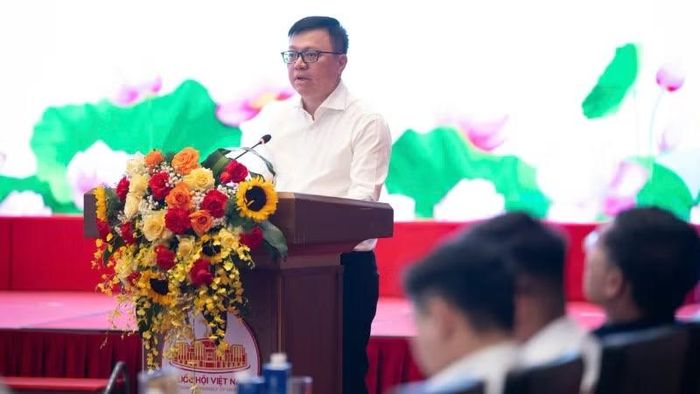 Ủy viên Trung ương Đảng, Tổng Biên tập Báo Nhân Dân, Phó Trưởng Ban Tuyên giáo và Dân vận Trung ương, Chủ tịch Hội Nhà báo Việt Nam Lê Quốc Minh phát biểu tại cuộc gặp mặt. (Ảnh: DUY LINH)
