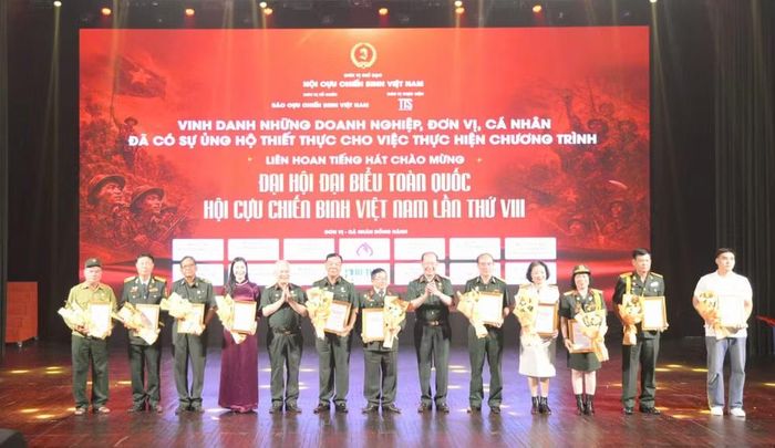 Thượng tướng Bế Xuân Trường và Đại tá Đỗ Phú Thọ, Tổng Biên tập Báo Cựu chiến binh Việt Nam, trao chứng nhận tặng các đơn vị đồng hành cùng chương trình.
