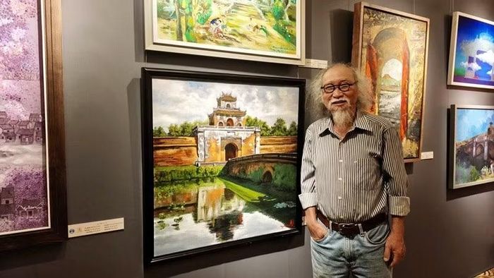 Họa sĩ Đặng Mậu Tựu, nguyên Chủ tịch Liên Hiệp hội Văn học nghệ thuật tỉnh Thừa Thiên Huế (nay là thành phố Huế) với tác phẩm hội họa của mình.
