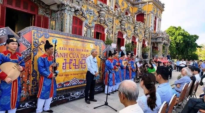 Không dừng lại ở việc tái hiện vẻ đẹp kiến trúc, triển lãm “Những cánh cửa di sản Huế” còn mang đến những góc nhìn mới về di sản Huế thông qua ngôn ngữ hội họa đương đại.