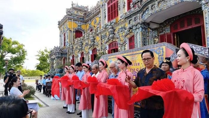 Các đại biểu thực hiện nghi thức khai mạc triển lãm “Những cánh cửa di sản Huế”.