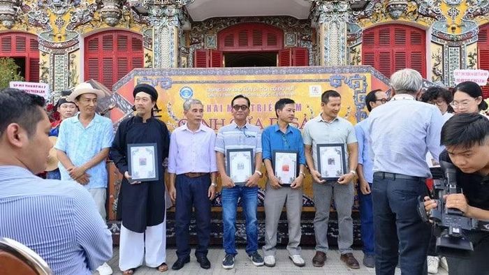 Ban tổ chức trao giải thưởng cho 9 tác phẩm xuất sắc của Trại sáng tác “Mỹ thuật và Di sản” lần thứ 5, nhằm ghi nhận những đóng góp nghệ thuật của các họa sĩ đối với công cuộc lan tỏa giá trị di sản Huế.