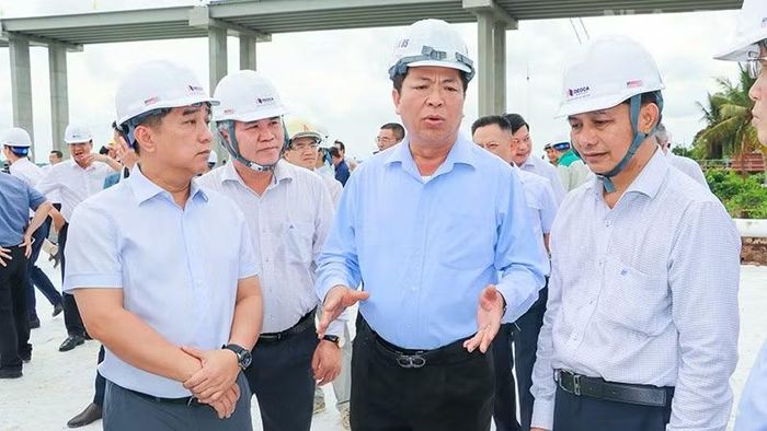Bộ trưởng Trần Hồng Minh (thứ ba từ trái sang) tại công trường cầu Đại Ngãi 1 bắc qua sông Hậu.