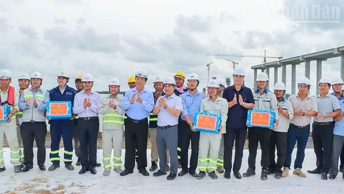 Các kỹ sư, công nhân tại công trường cầu Đại Ngãi 1 bắc qua sông Hậu được trao tặng quà động viên.