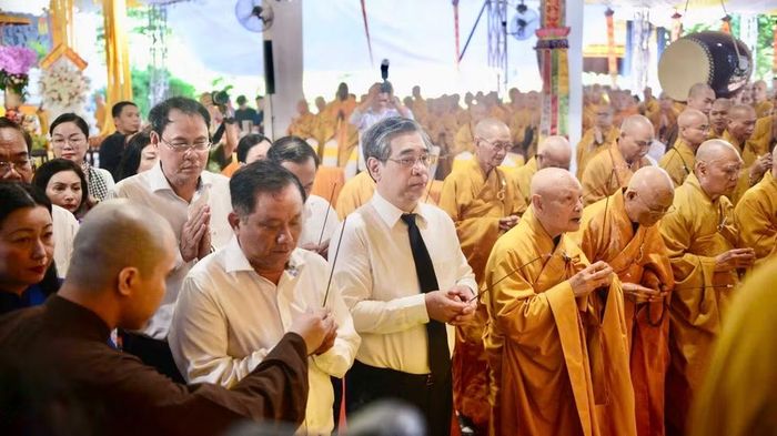 Lãnh đạo Thành ủy Thành phố Hồ Chí Minh và Quân khu 7 dự lễ.