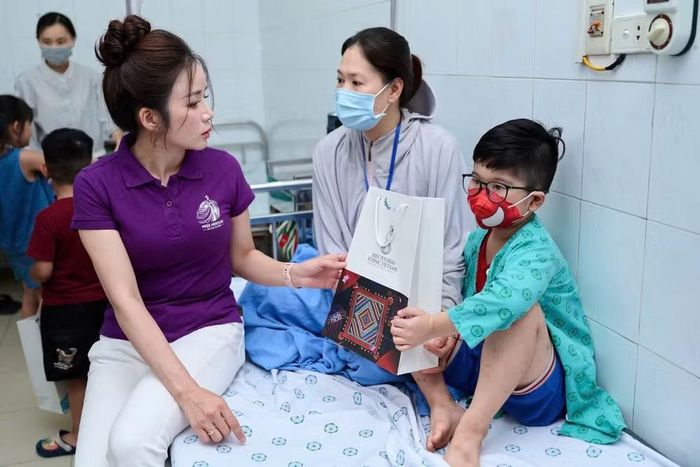 Các thí sinh chia sẻ cùng các em nhỏ và gia đình tại Bệnh viện đa khoa Hà Đông.